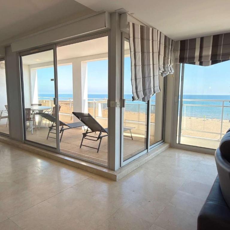 Beachfront 3 Bedroom Apartment with Panoramic Sea View and Balcony - Appartement - 21