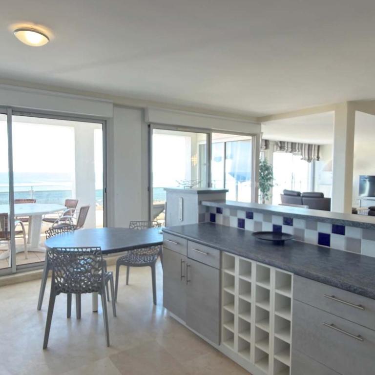 Beachfront 3 Bedroom Apartment with Panoramic Sea View and Balcony - Appartement - 27