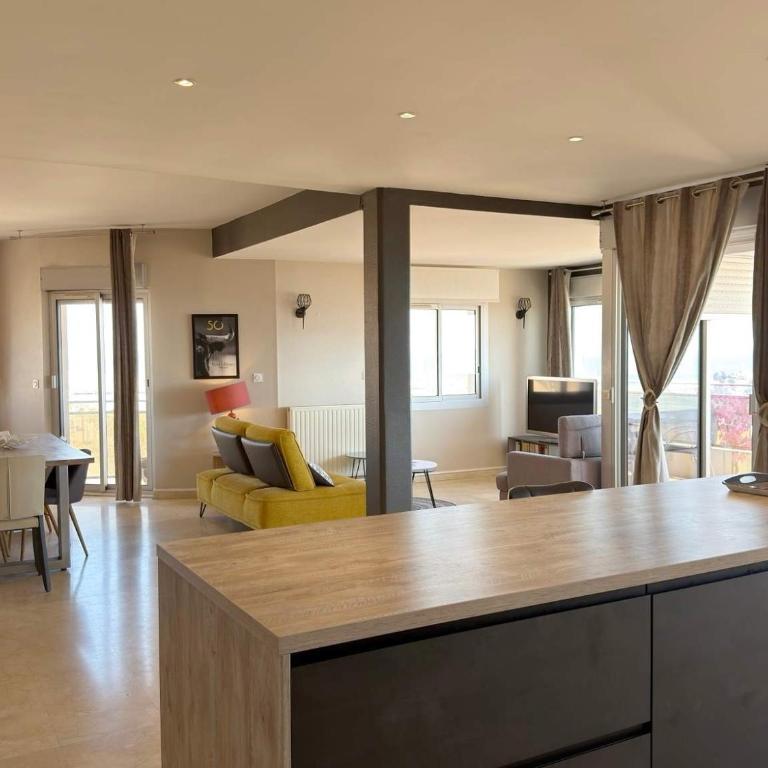 Stunning Beachfront 3 Bedroom Apartment in Valras Plage with Balcony - Appartement - 3