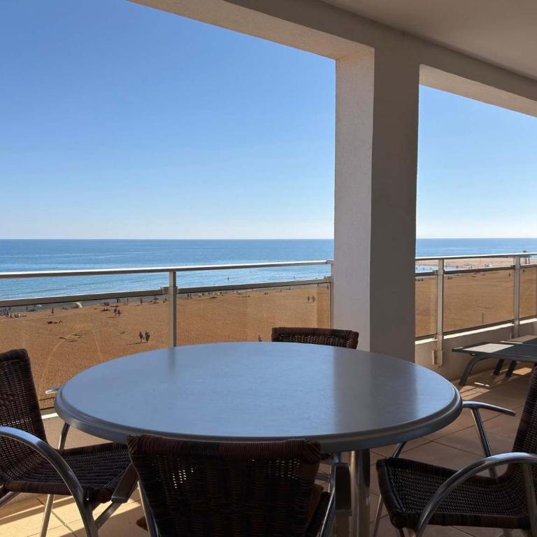 Stunning Beachfront 3 Bedroom Apartment in Valras Plage with Balcony - Appartement - 1