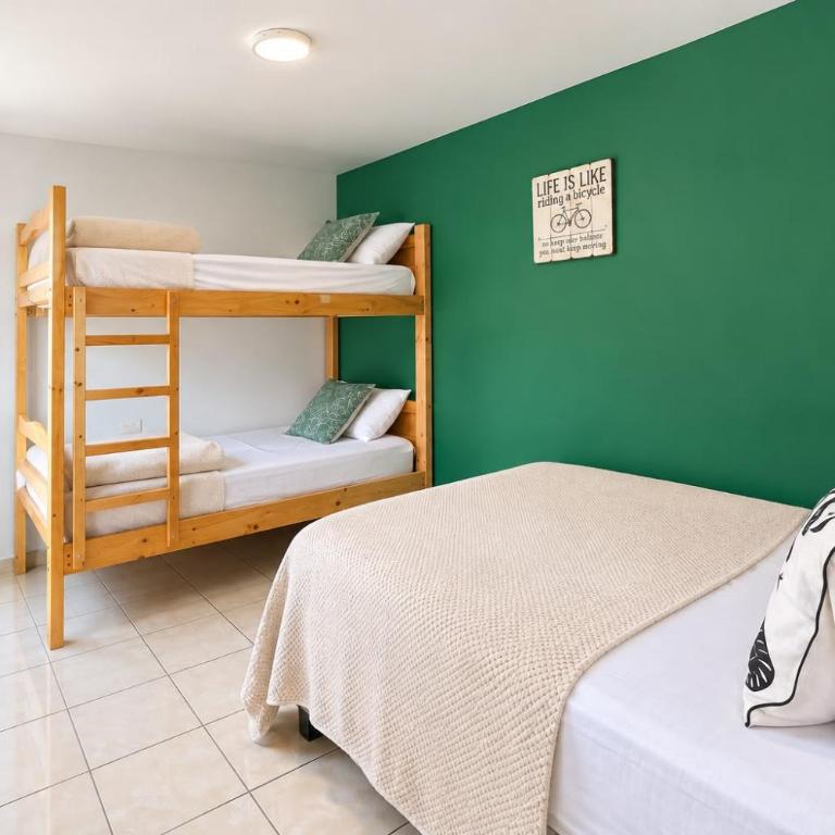 Town Apartment with terrace 4 bedrooms 3 baths - Apartamento - 10