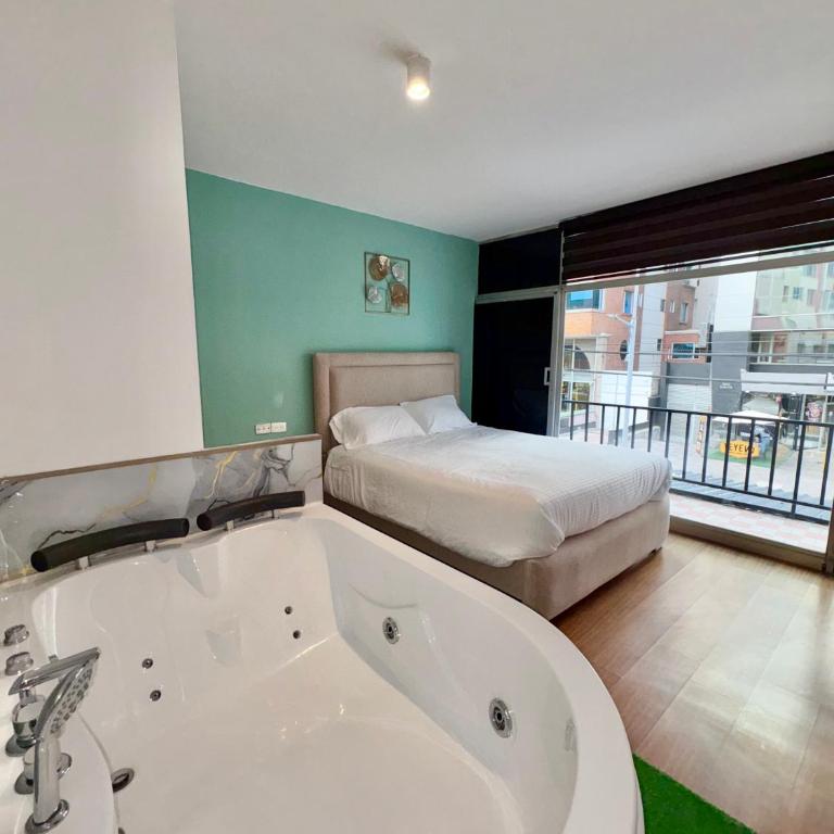 Plaza Nomad, Urban Rooms and Suites private jacuzzi Quito La Carolina - Deluxe Room - 7