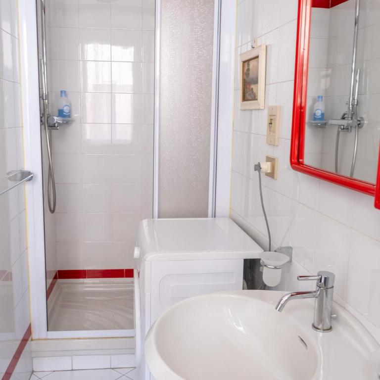 Stresa Apartament V - 100 metres to ferry with private garage - Appartamento con 1 Camera da Letto - 17
