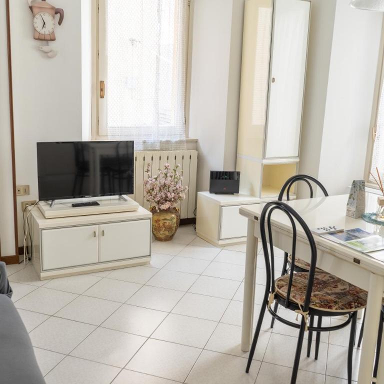 Stresa Apartament V - 100 metres to ferry with private garage - Appartamento con 1 Camera da Letto - 7