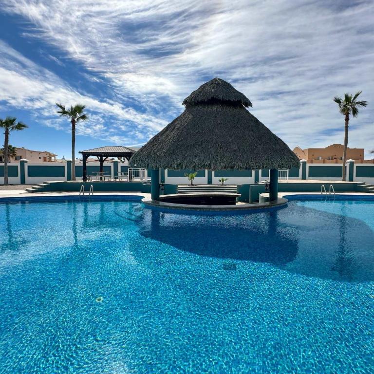 Spacious Ocean View Condo with Resort Pool #303 - Apartment - 1