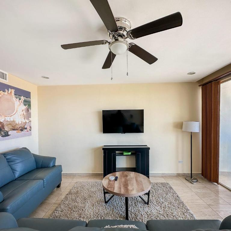 Ocean View 2BR Condo with Private Balcony #302 - Apartamento - 3
