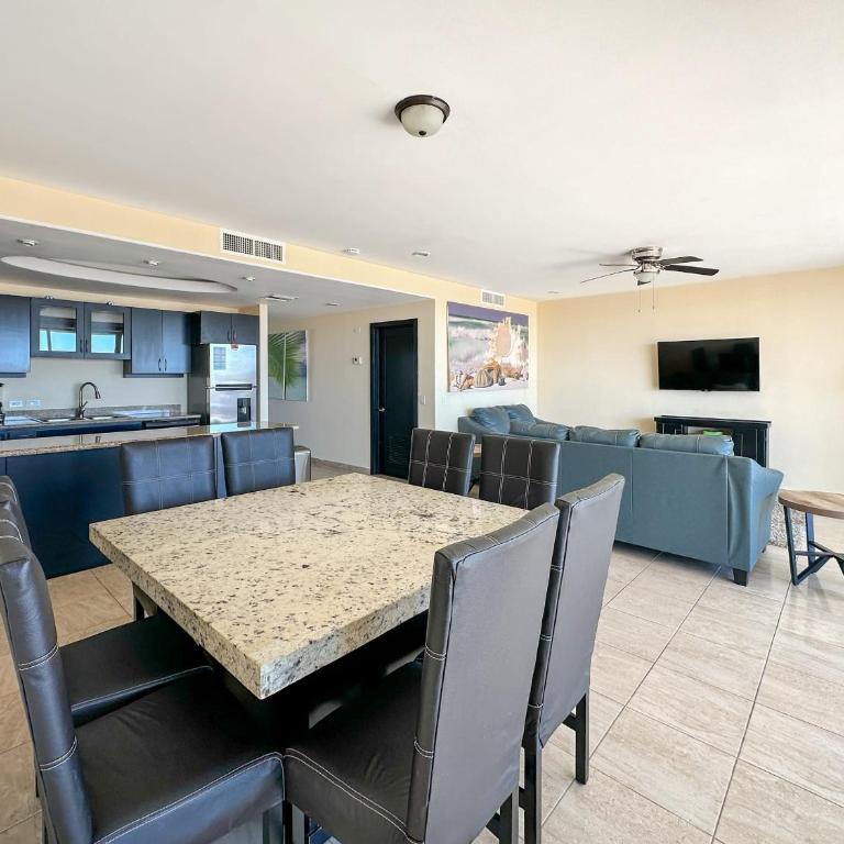 Ocean View 2BR Condo with Private Balcony #302 - Apartamento - 7