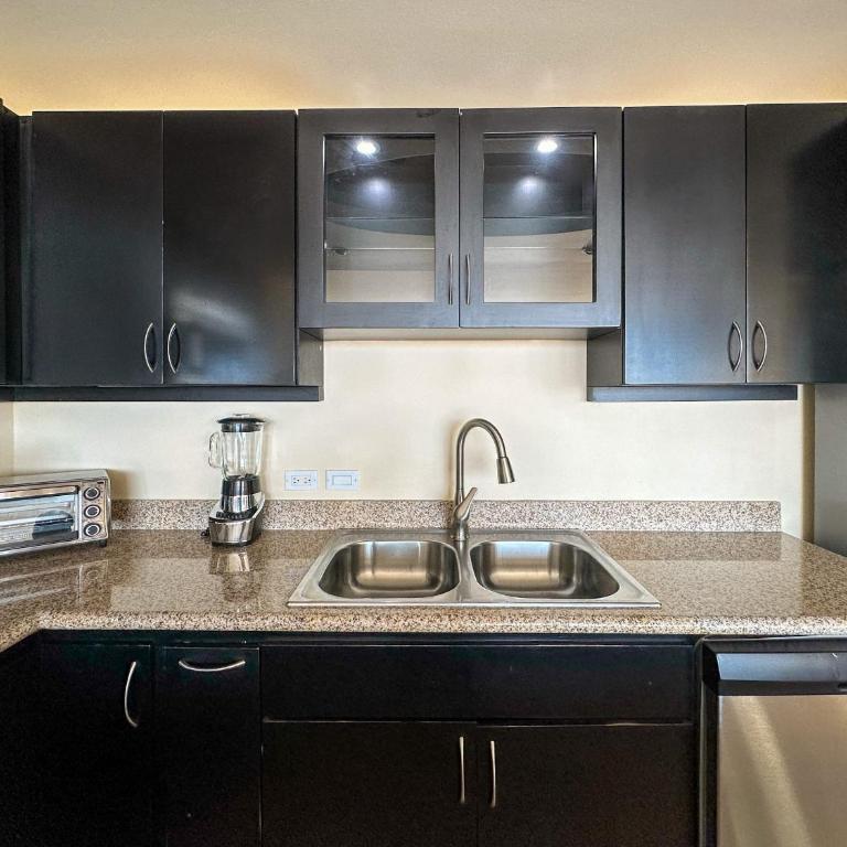 Ocean View 2BR Condo with Private Balcony #302 - Apartamento - 13