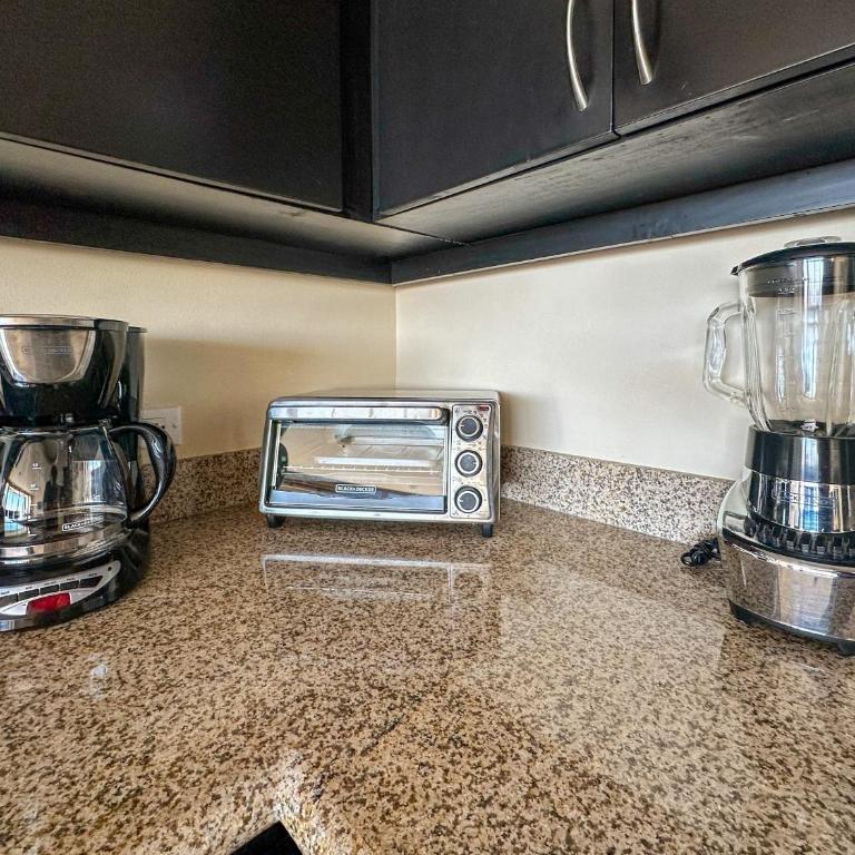 Ocean View 2BR Condo with Private Balcony #302 - Apartamento - 15