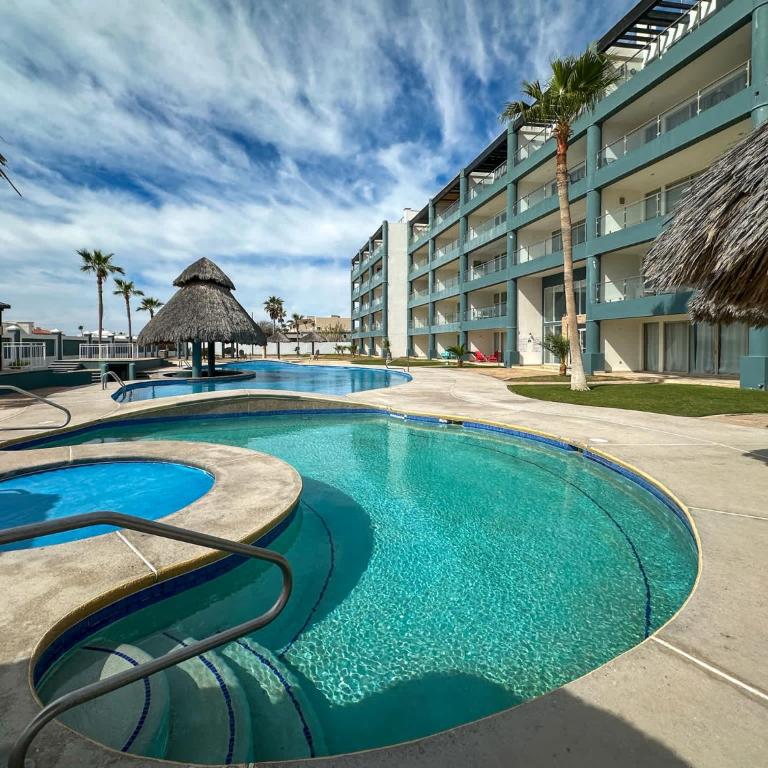 Ocean View 2BR Condo with Private Balcony #302 - Apartamento - 35