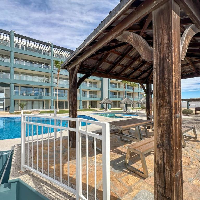 Ocean View 2BR Condo with Private Balcony #302 - Apartamento - 43