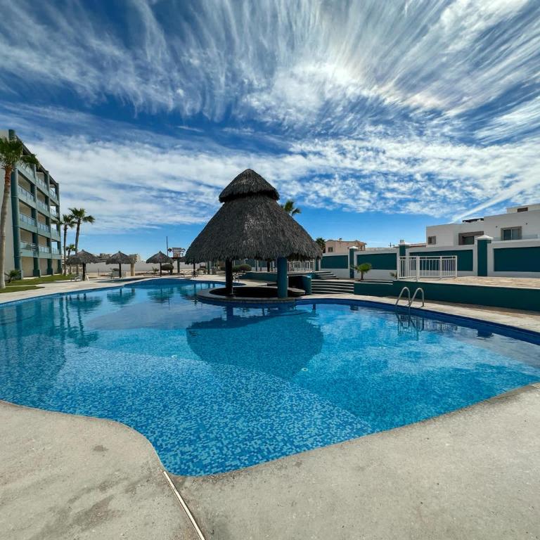 Ocean View 2BR Condo with Private Balcony #302 - Apartamento - 48