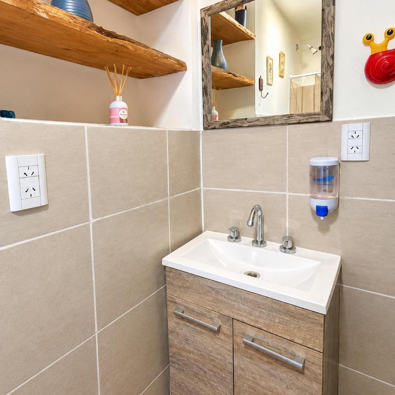 Luminoso departamento PB con asador y Alexa - One-Bedroom Apartment - 14