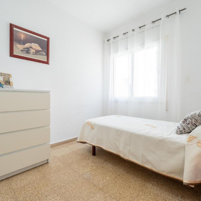 Hauzify I Apartament Cova Gran - Three-Bedroom Apartment - 16