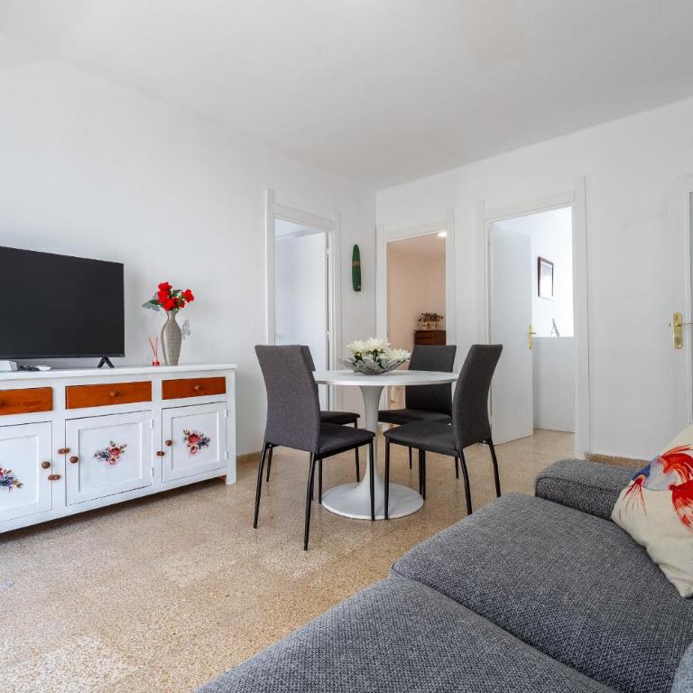 Hauzify I Apartament Cova Gran - Three-Bedroom Apartment - 2