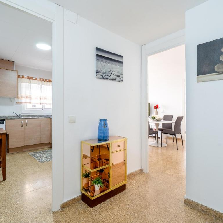 Hauzify I Apartament Cova Gran - Three-Bedroom Apartment - 8