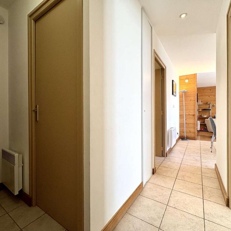 Appartement rénové 3 pièces, proche gare et remontées mécaniques - Maison 2 Chambres - 10