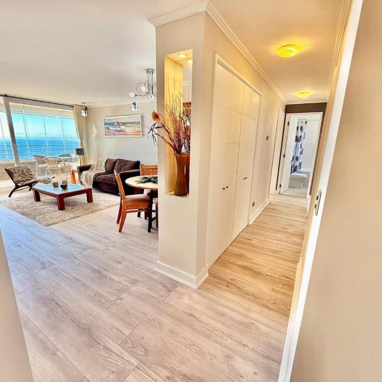 Spacious with ocean views and a heated pool - Apartment - 13