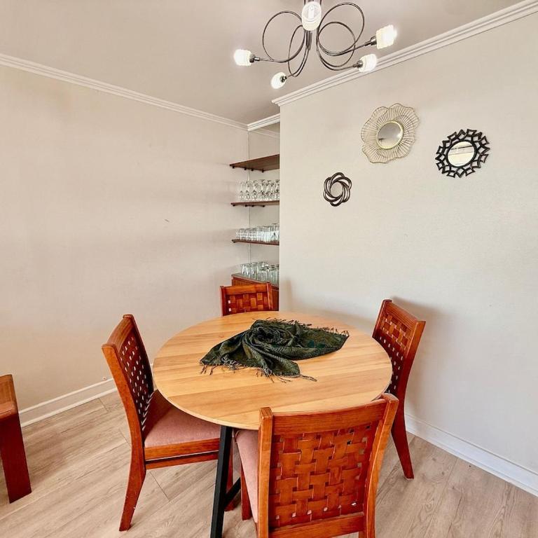 Spacious with ocean views and a heated pool - Apartment - 16