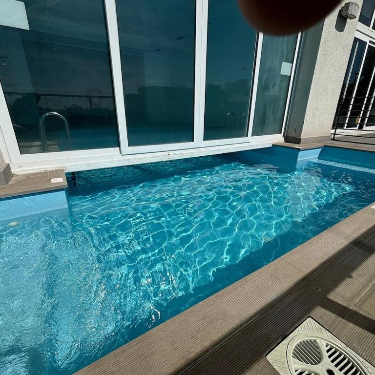 Spacious with ocean views and a heated pool - Apartment - 23