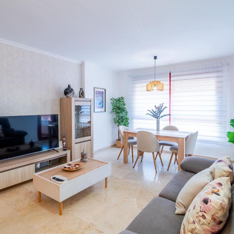 Bright flat pool and parking near train station - Apartamento - 1