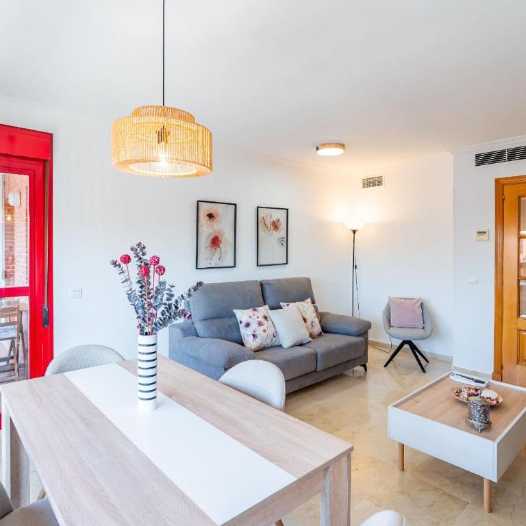 Bright flat pool and parking near train station - Apartamento - 4