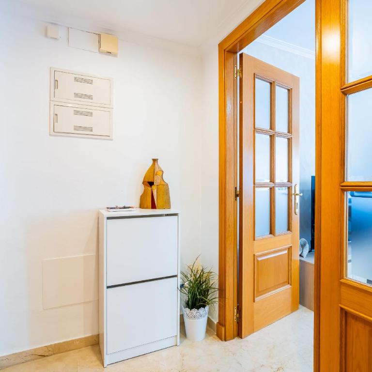 Bright flat pool and parking near train station - Apartamento - 5