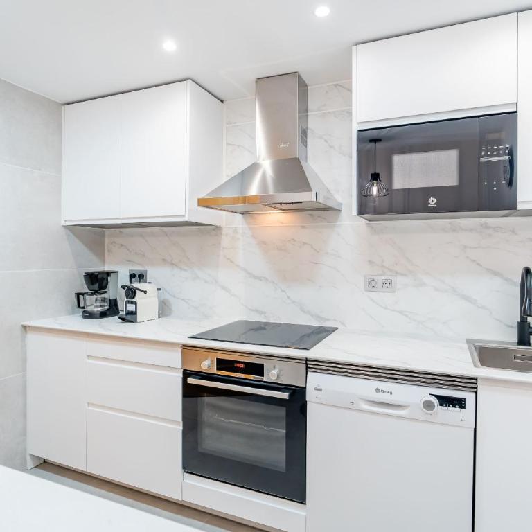 Bright flat pool and parking near train station - Apartamento - 6