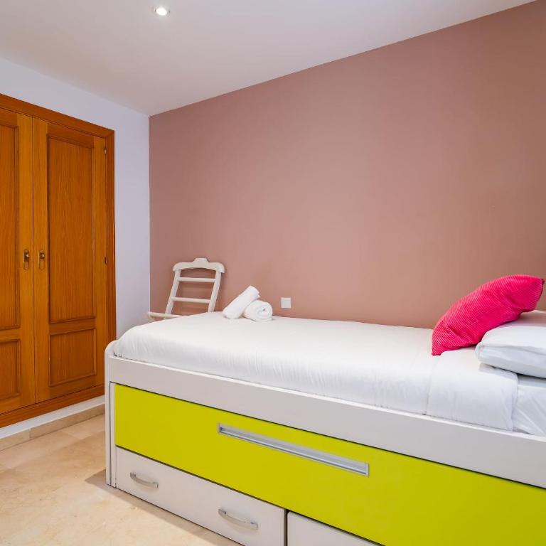 Bright flat pool and parking near train station - Apartamento - 17