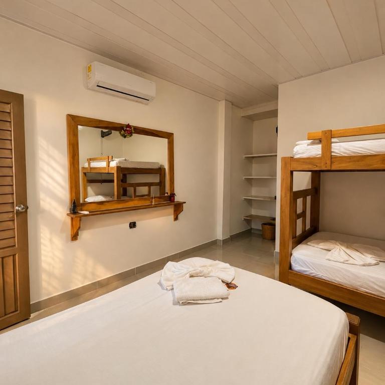 Hotel Roca Fuerte - Family Room - 1