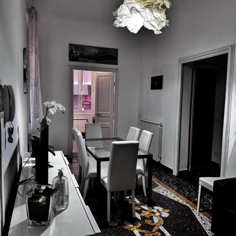 WOW HOME 3 - 175 mq - posteggio privato - davanti porto traghetti - fino a 10 posti letto - Appartamento Deluxe con 4 Camere da Letto - 1