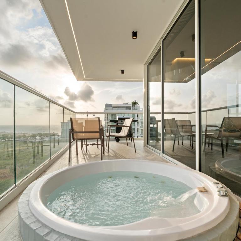 Luxury 2BR w PrivateJacuzzi Beach Pool Dominique - Apartamento de 2 dormitorios con vistas al mar - 1