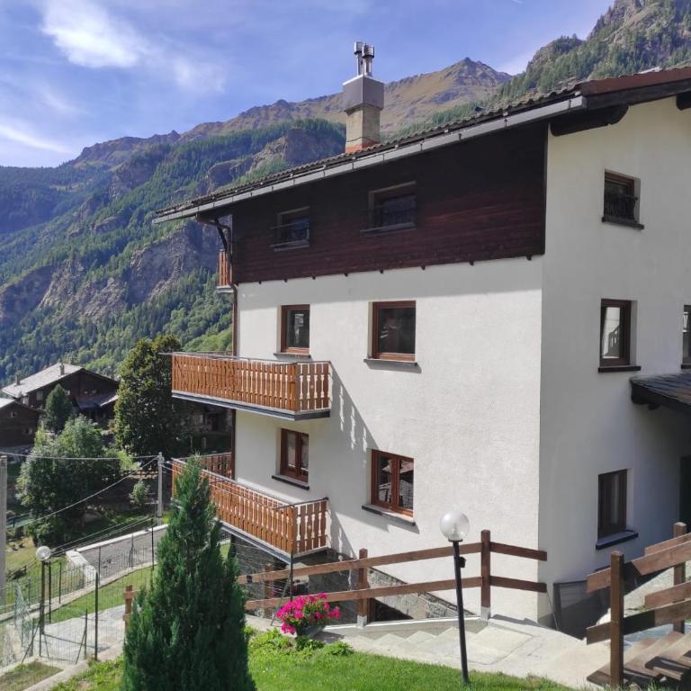 Chez Ferdinand 2 - Two-Bedroom Apartment with Mountain View - 1