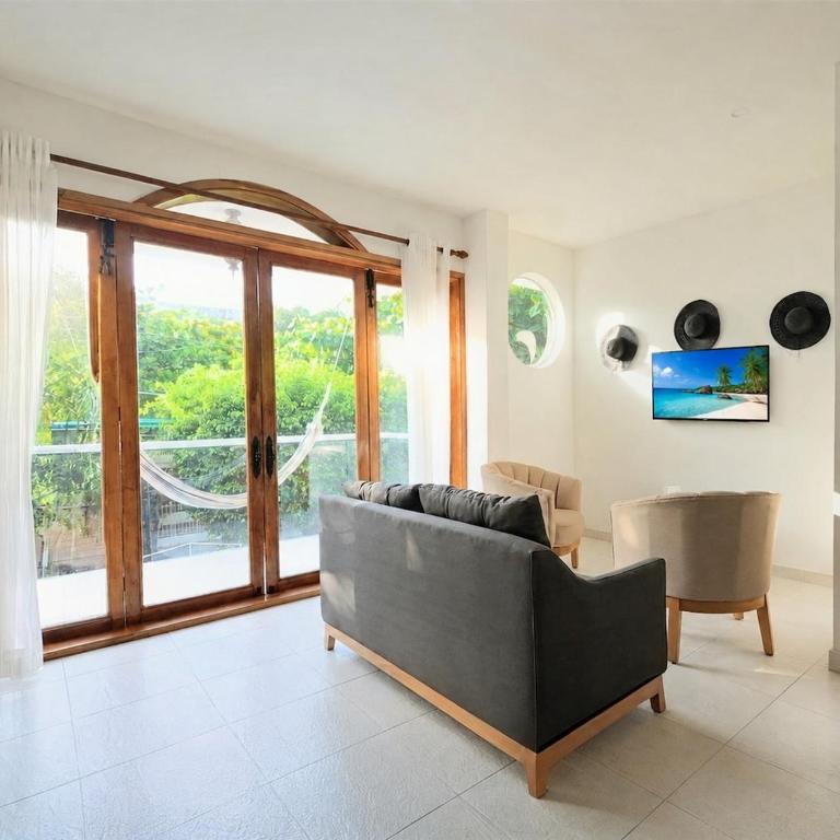 Apto Cerca Playa y Aeropuerto, Amplio con Balcón - Three-Bedroom Apartment - 1