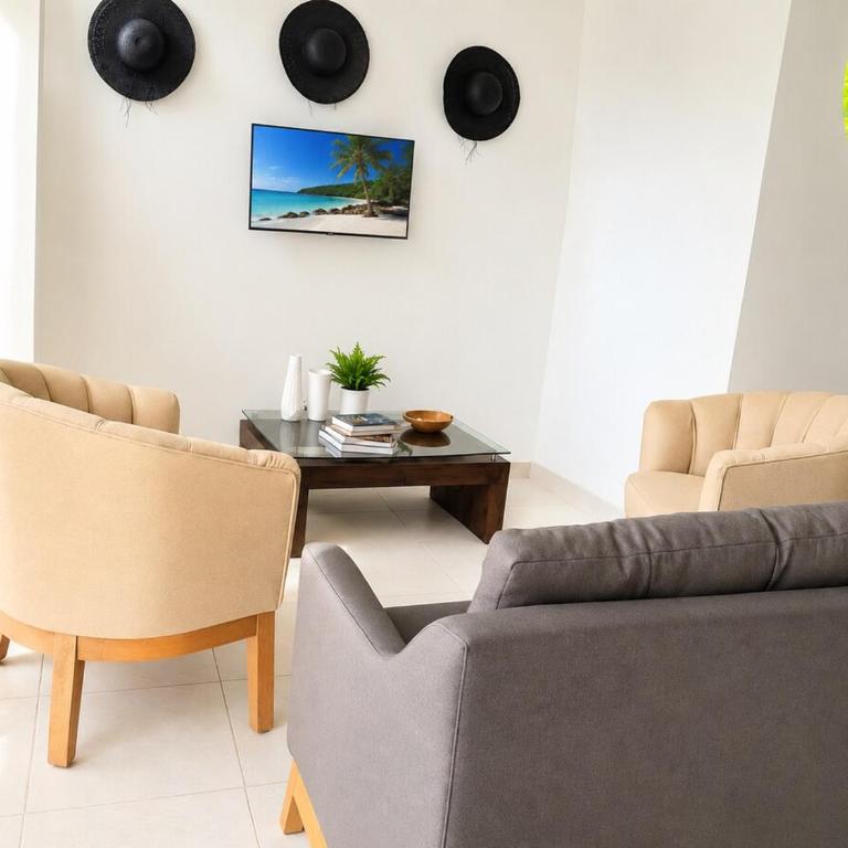 Apto Cerca Playa y Aeropuerto, Amplio con Balcón - Three-Bedroom Apartment - 4