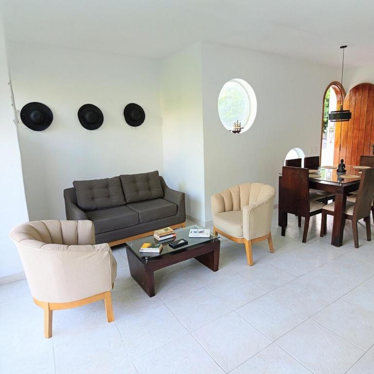 Apto Cerca Playa y Aeropuerto, Amplio con Balcón - Three-Bedroom Apartment - 5