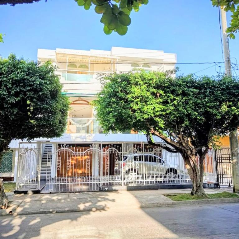 Apto Cerca Playa y Aeropuerto, Amplio con Balcón - Three-Bedroom Apartment - 6