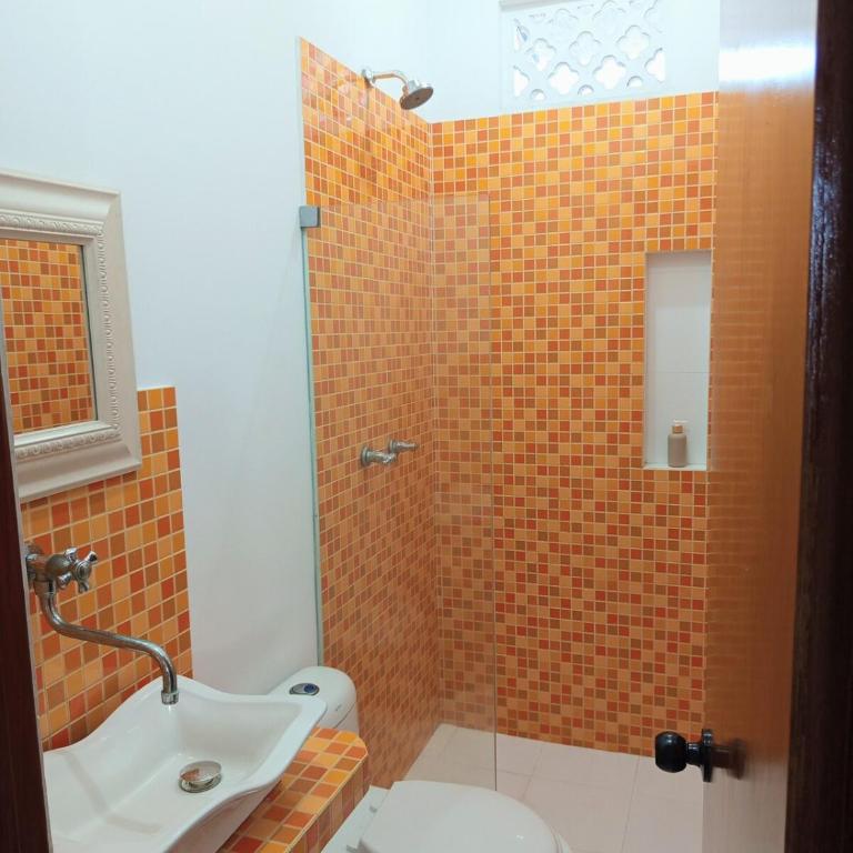 Apto Cerca Playa y Aeropuerto, Amplio con Balcón - Three-Bedroom Apartment - 8