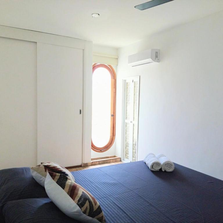 Apto Cerca Playa y Aeropuerto, Amplio con Balcón - Three-Bedroom Apartment - 10