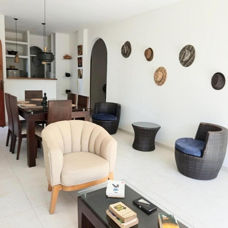Apto Cerca Playa y Aeropuerto, Amplio con Balcón - Three-Bedroom Apartment - 19
