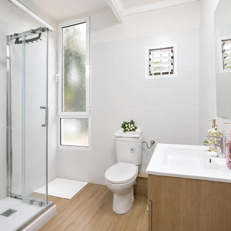 Premium 4-Bedroom Apartment on Gran Vía de Fernando el Católico - Apartment - 4