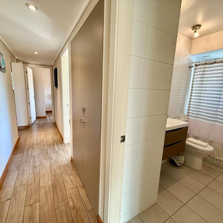 COD56 Vistas al lago, ciudad y a pasos de la playa - Three-Bedroom Apartment with Lake View - 57