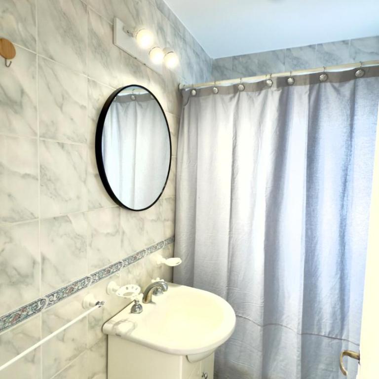 Depto luminoso con balcón, a metros del mar - One-Bedroom Apartment - 2