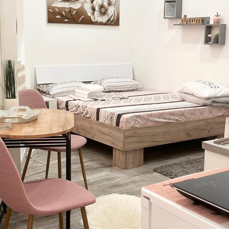 Luna - One-Bedroom Apartment - 1