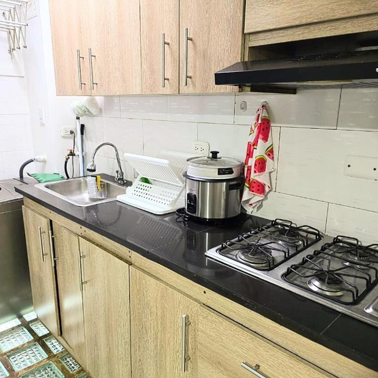 Acogedor apartamento familiar 2do piso - 06 personas - El Edén Centro Comercial - Three-Bedroom Apartment - 35