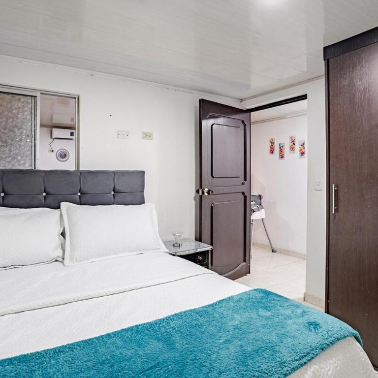 Acogedor apartamento familiar 2do piso - 06 personas - El Edén Centro Comercial - Three-Bedroom Apartment - 19