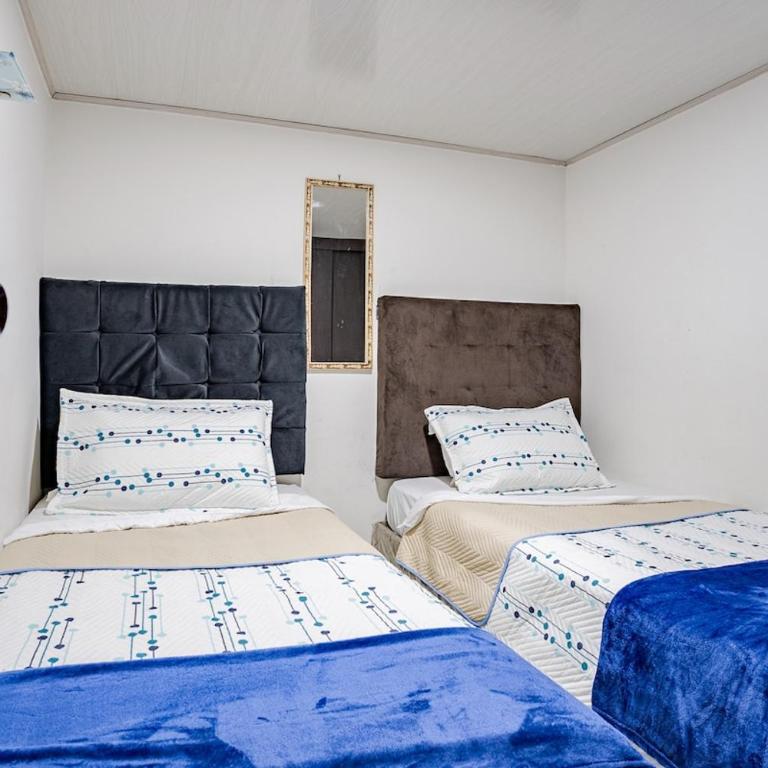 Acogedor apartamento familiar 2do piso - 06 personas - El Edén Centro Comercial - Three-Bedroom Apartment - 11