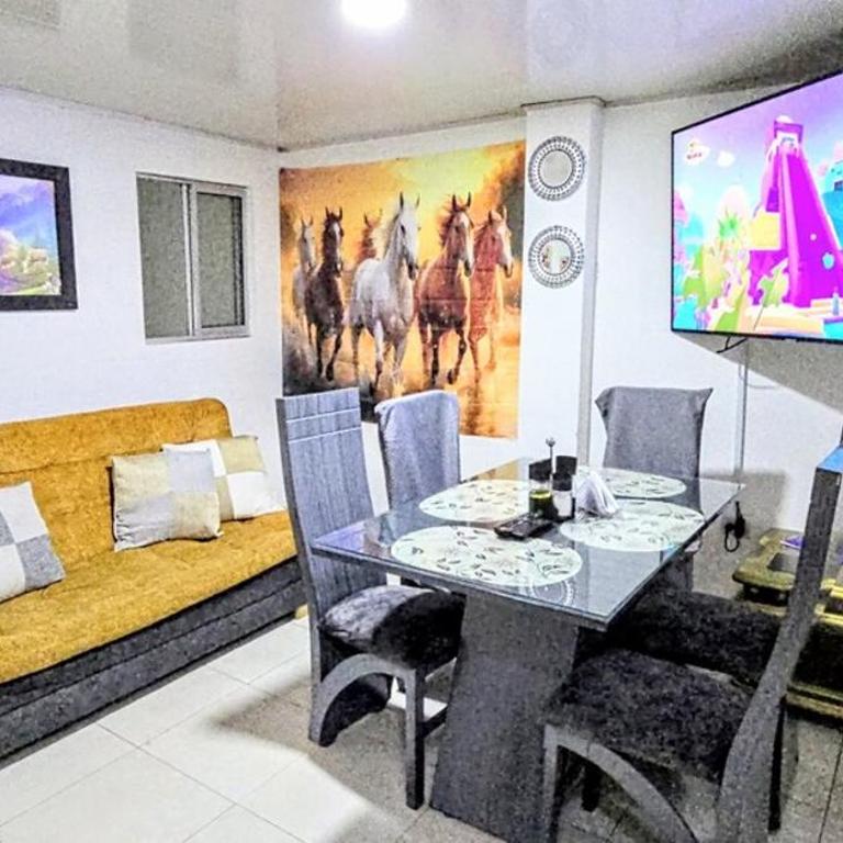 Acogedor apartamento familiar 2do piso - 06 personas - El Edén Centro Comercial - Three-Bedroom Apartment - 5