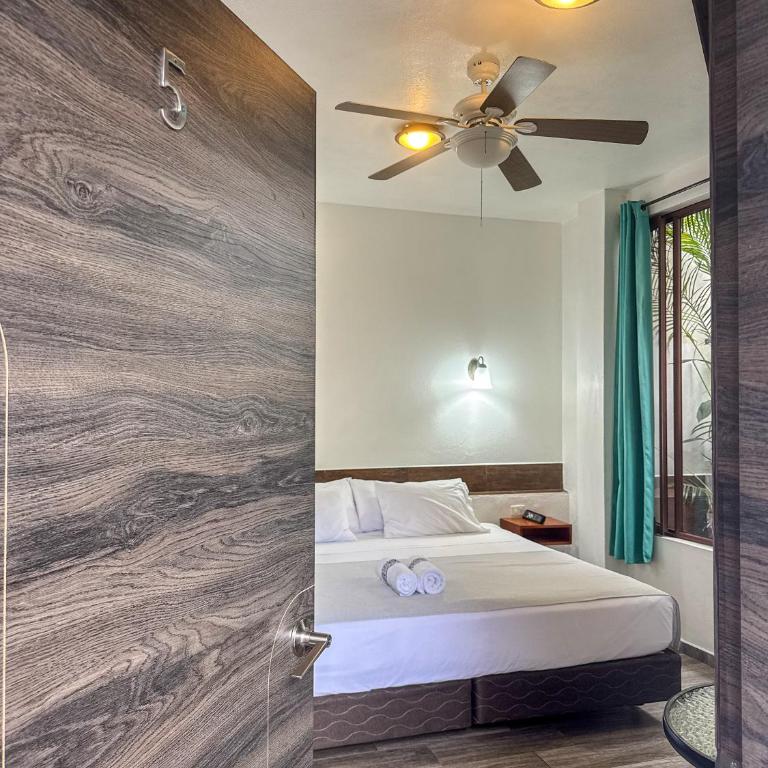 Toucan Platinum Suites Aparthotel - Habitación con cama extragrande y bañera de hidromasaje - 10