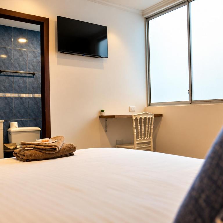 Park View Hostel & Suites - Double Room with Private Bathroom - 17